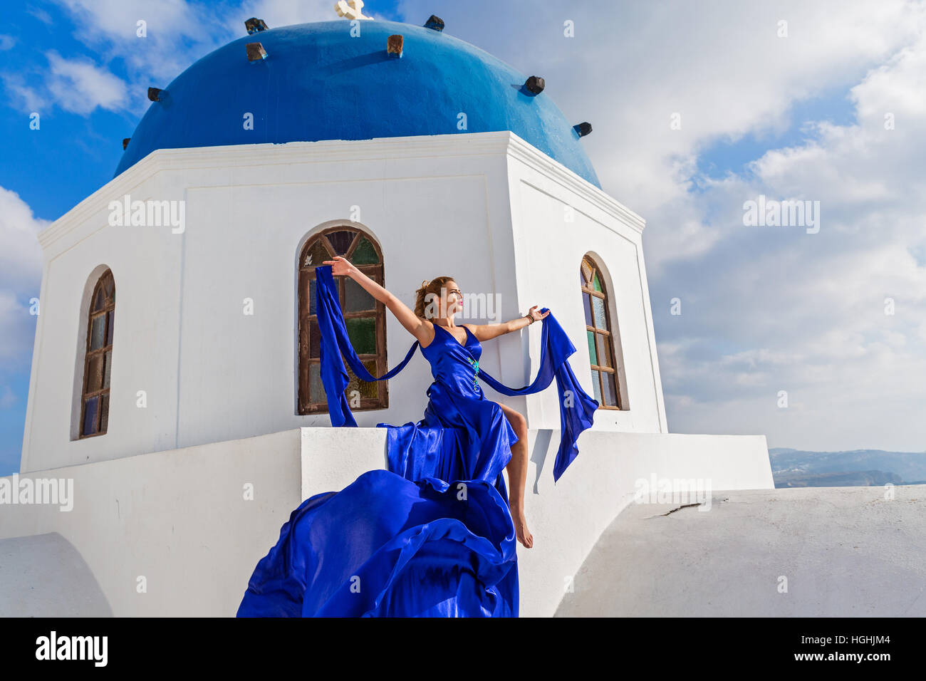 Belle femme dans une robe bleue Banque D'Images