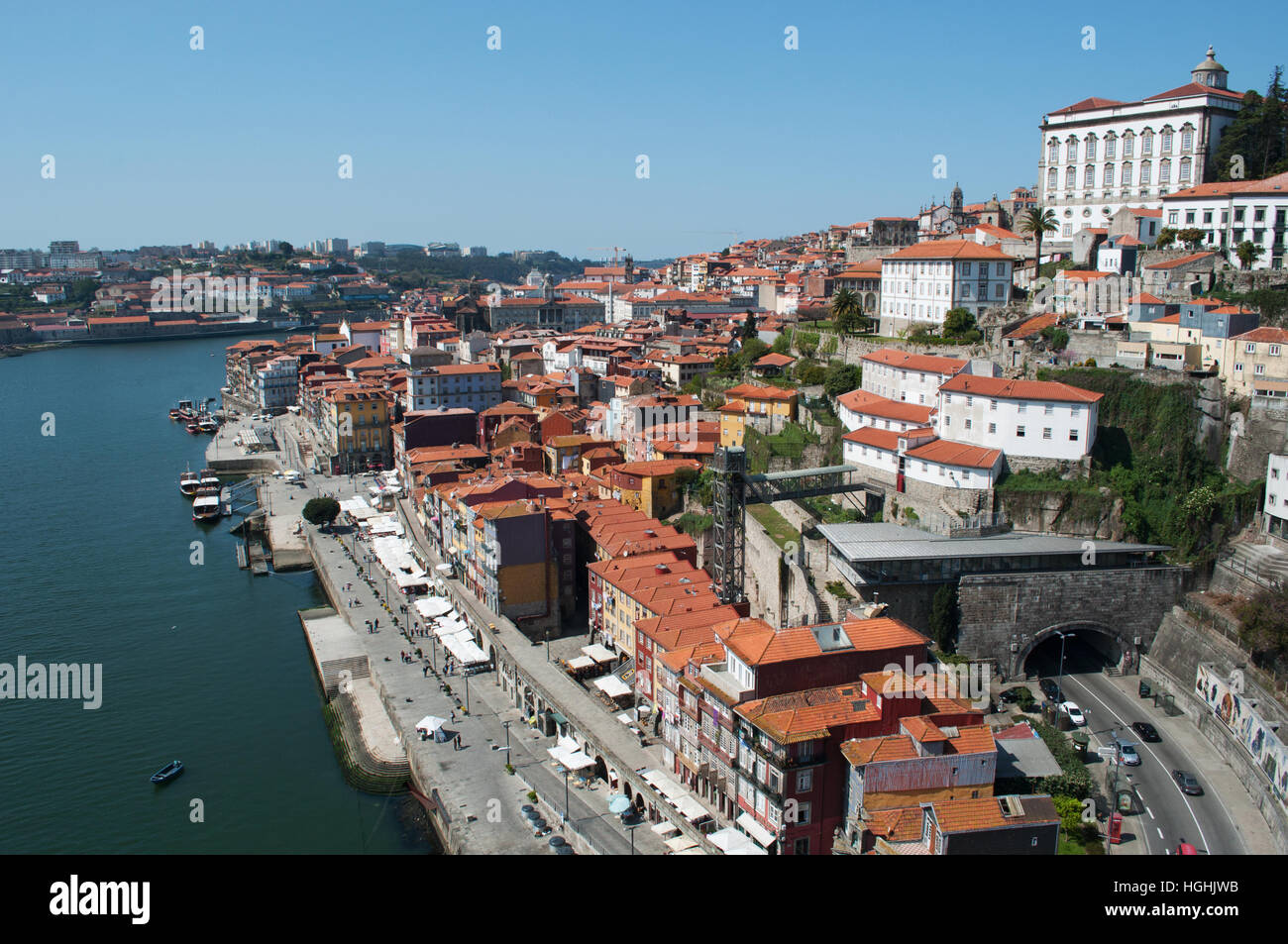 Portugal : les bateaux et la vue de la skyline de Porto, la deuxième