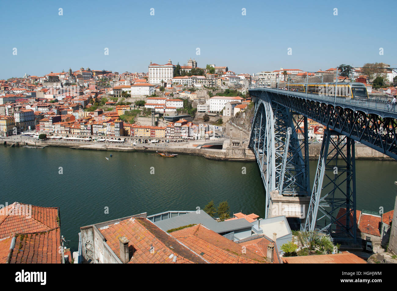 Le Portugal, l'Europe : l'horizon de Porto, avec vue sur le pont Luiz I (Ponte Dom Luís I) sur le fleuve Douro entre Porto et Vila Nova de Gaia Banque D'Images