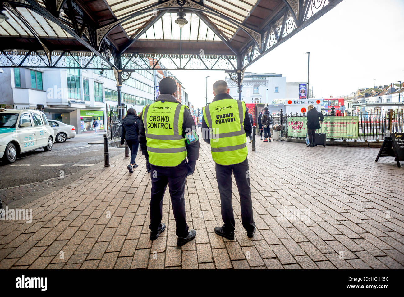 Le contrôle des foules coopératives à la gare de Brighton ce matin, car les chauffeurs de Southern Rail aller en grève à nouveau. Banque D'Images