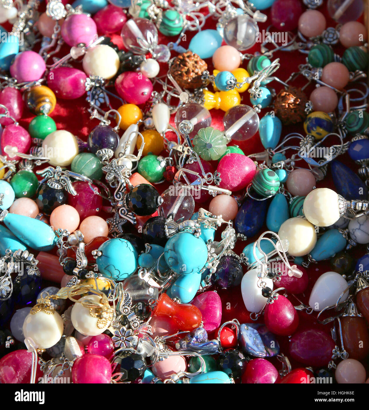 De nombreux meubles anciens pendentifs pour colliers à vendre au marché aux puces Banque D'Images