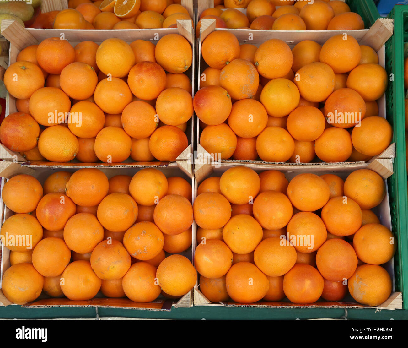 Des oranges cultivées avec des traitements naturels sans additifs chimiques pour la vente sur le marché local Banque D'Images