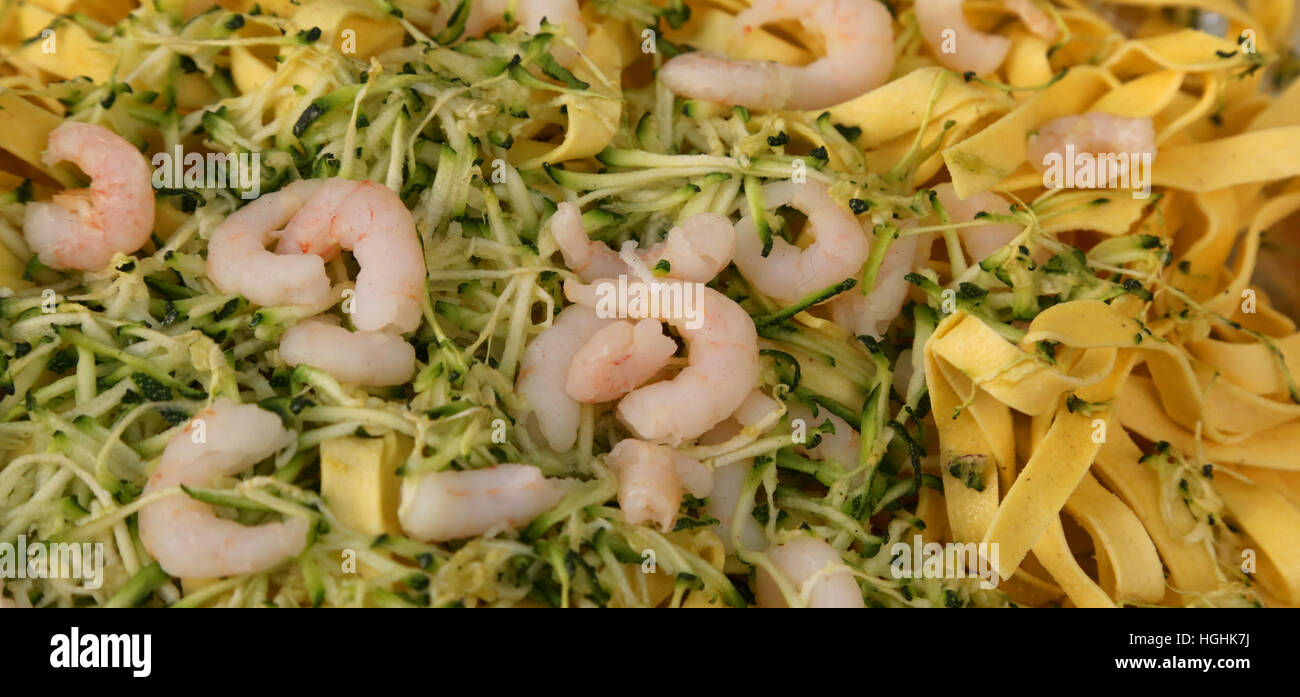 Plat d'une crevette rose pink les courgettes et pâtes aux œufs frais Banque D'Images