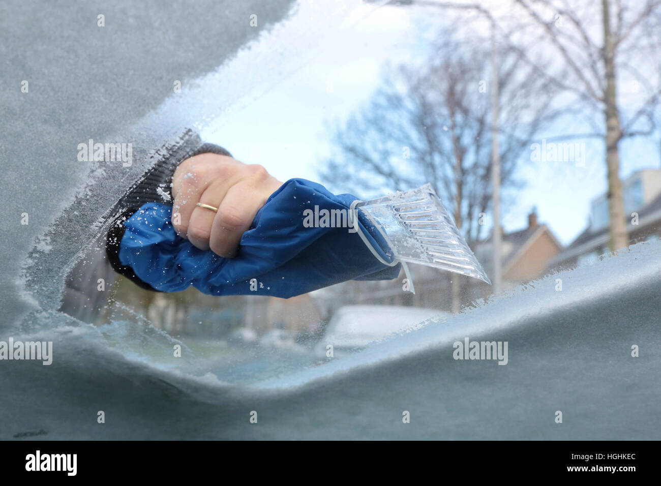 L'homme Nettoie La Fenêtre De Voiture Congelée Avec Le Grattoir De Glace  Photo stock - Image du sécurité, temps: 106297966