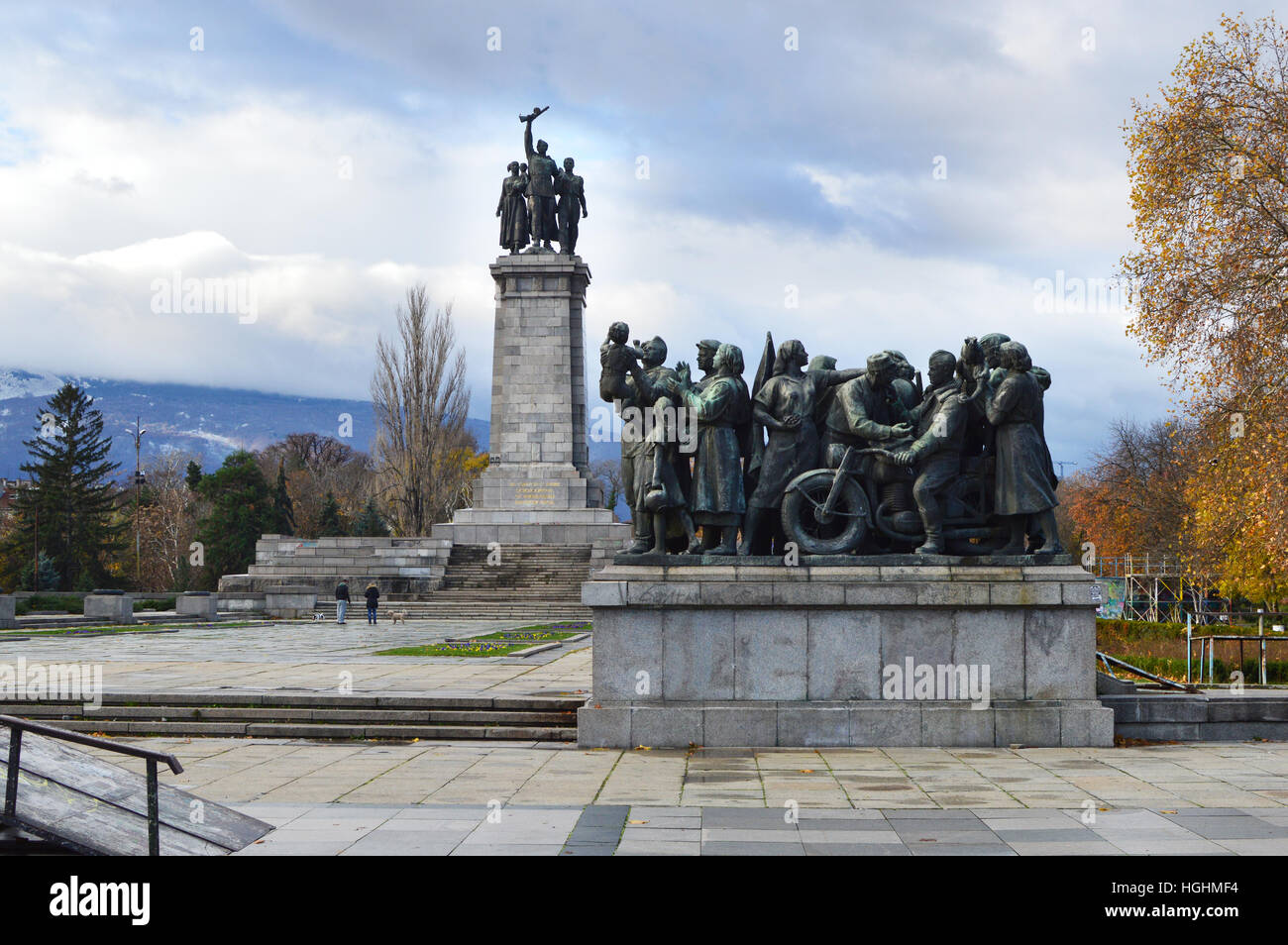 Sofia, Bulgarie - 13 novembre 2016 : à partir de la gauche les années de régime communiste en Bulgarie, le monument de l'armée soviétique situé au centre la ville Banque D'Images