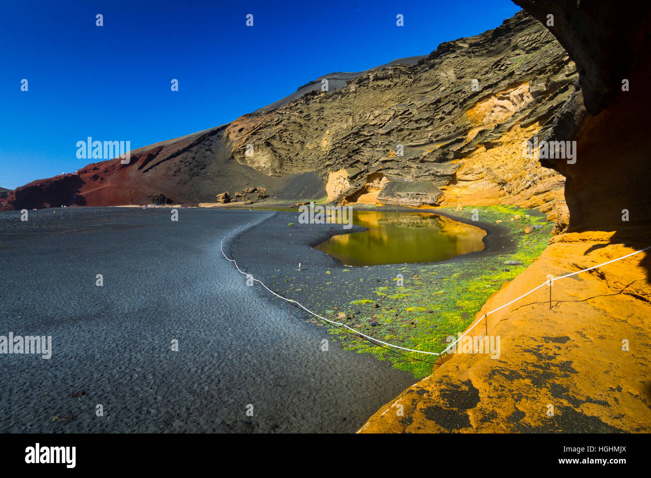 Cratère et piscine. Charco de los ciclos. El Golfo. Lanzarote, Islas Canarias. Banque D'Images