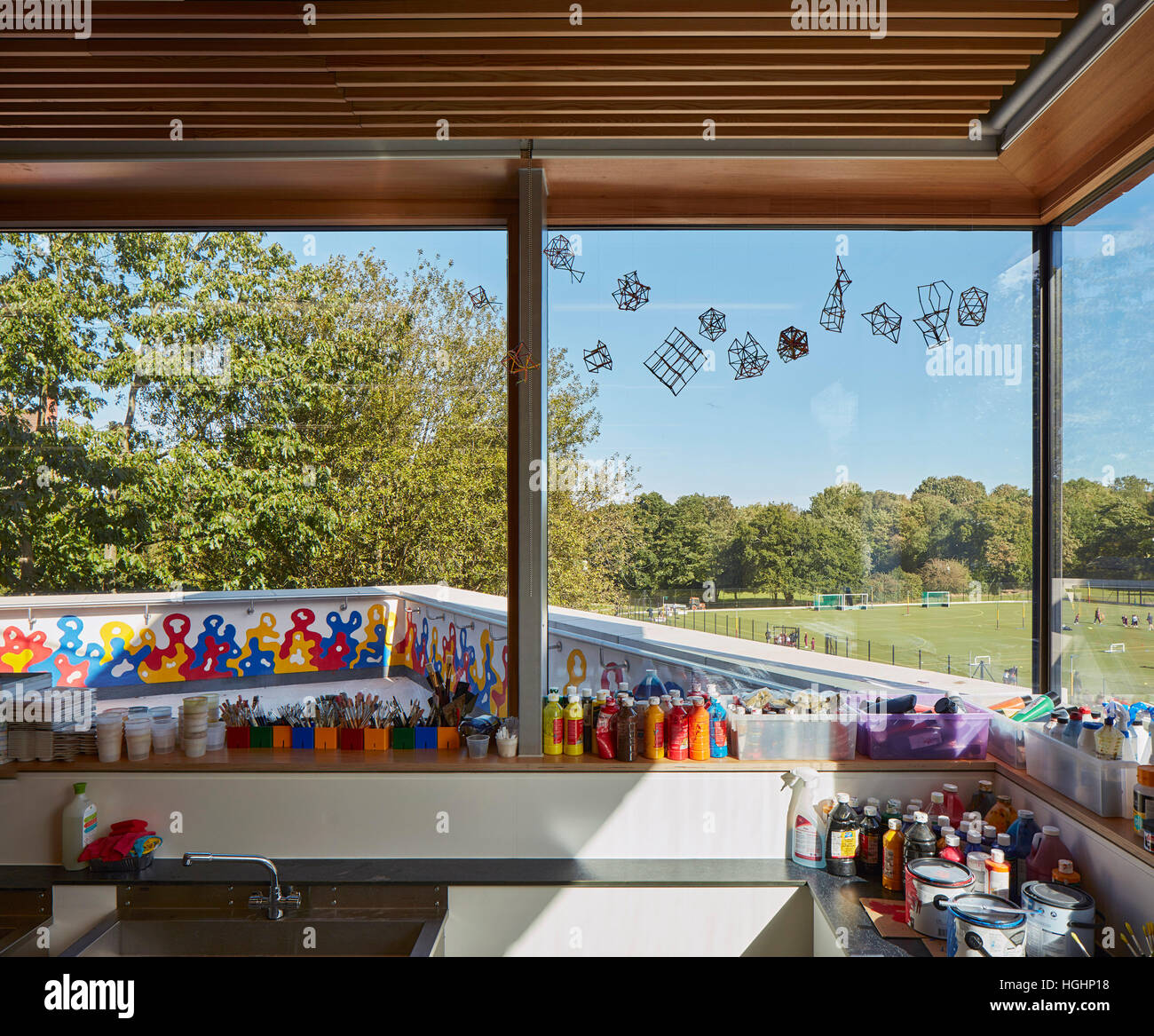 Art Studio fenêtre avec vue sur les terrains de l'école. Highgate School, Londres, Royaume-Uni. Architecte : Architype Limited, 2016. Banque D'Images