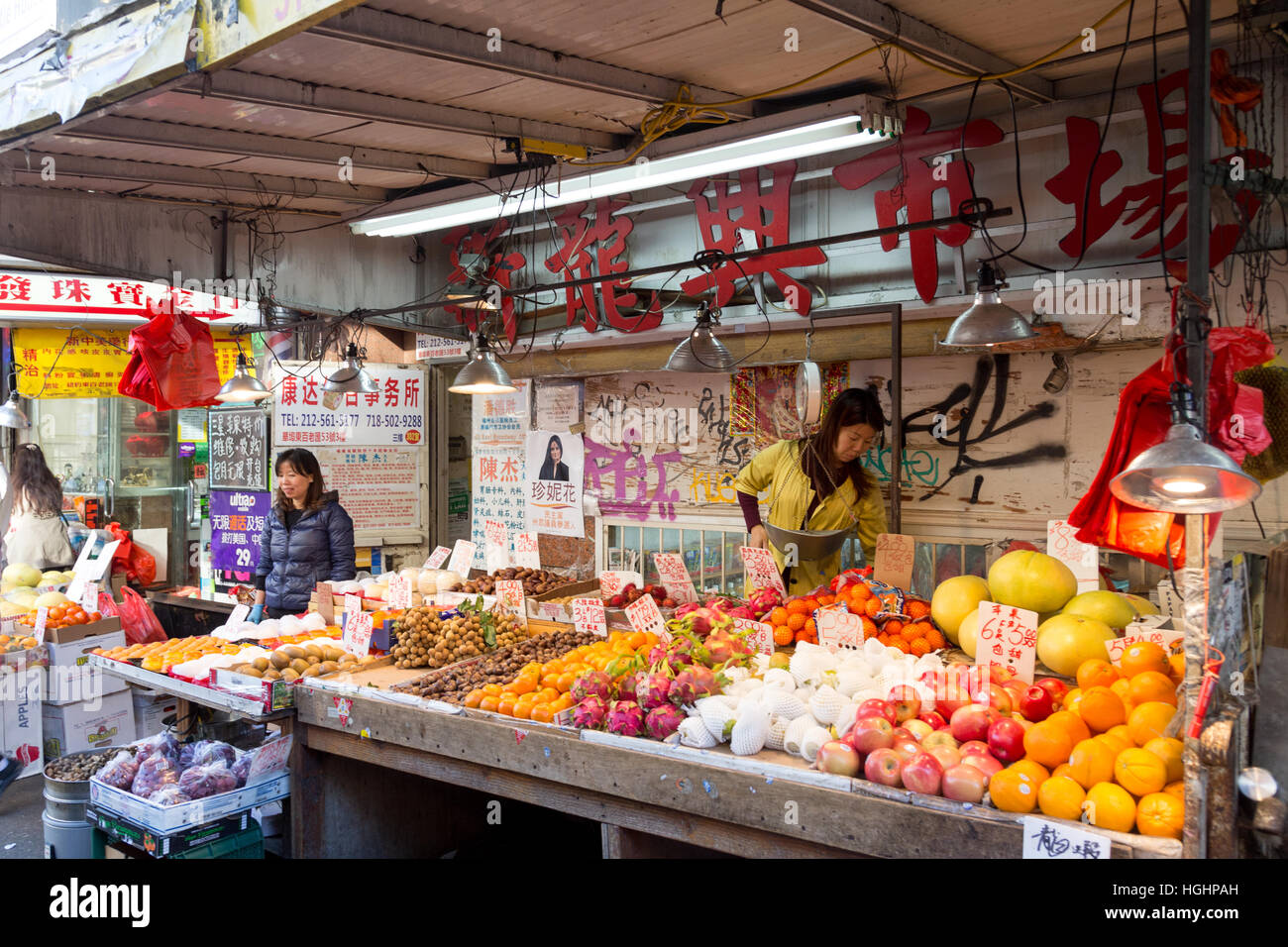 New York, États-Unis d'Amérique - 11 novembre 2016 : marché vendeur dans Chinatown district de Manhattan Banque D'Images