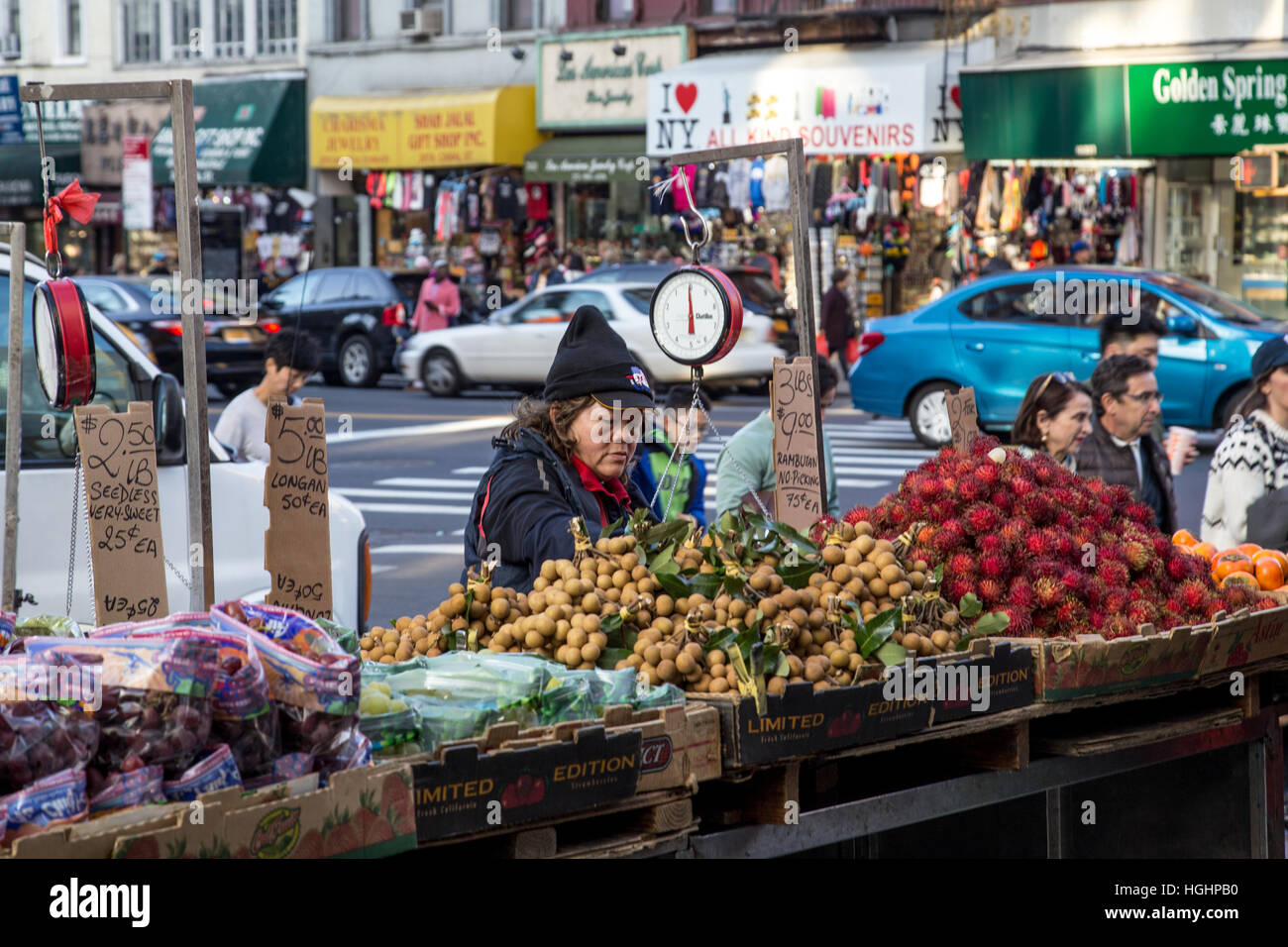 New York, États-Unis d'Amérique - 11 novembre 2016 : marché vendeur dans Chinatown district de Manhattan Banque D'Images