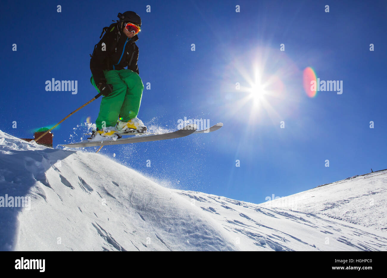 Granada, Espagne. 30 Décembre, 2016. Kevin Blanc freerider professionnel fait un saut dans les montagnes de la Sierra Nevada en Espagne. Banque D'Images