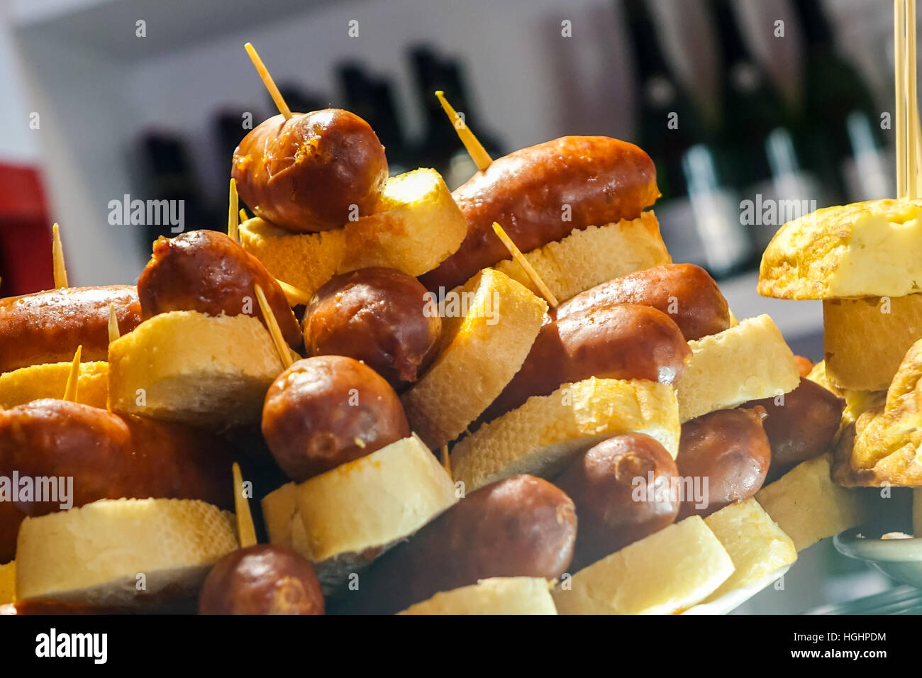 Des tapas sur afficher dans des vitrines sur bar espagnol Banque D'Images