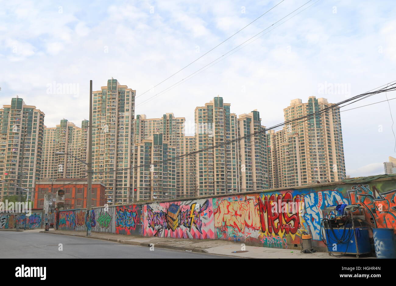 Graffiti sur Road à Shanghai en Chine. Moganshan Road connu sous le nom de M50 est un district d'art contemporain à Shanghai. Banque D'Images