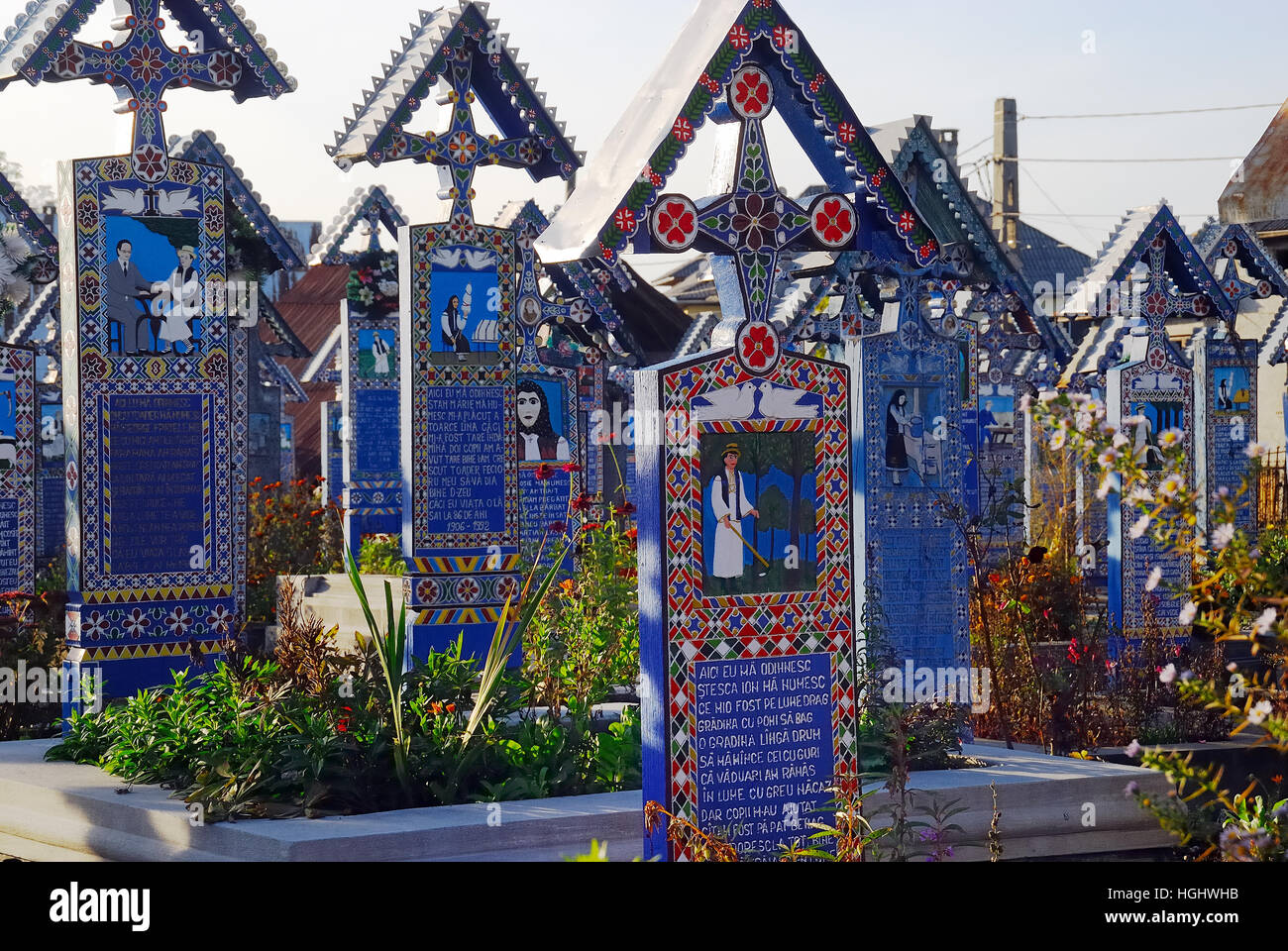 Maramures, une région des Carpates de la Roumanie.Le Cimetière Joyeux (Cimitirul Vesel) : roumain est un cimetière dans le village de Sapanta.Elle est célèbre pour ses pierres tombales colorés avec des peintures naïves, décrivant de manière originale et poétique, les gens qui y sont enterrés, ainsi que des scènes de leur vie.Les origines du cimetière sont liés avec le nom de Stan Ioan Patras, un artiste local qui a sculpté la première pierre tombale croix en 1935.Les connexions avec la culture locale 72038 ont été faites. la mort est un moment rempli de joie et d'anticipation d'une vie meilleure. Banque D'Images