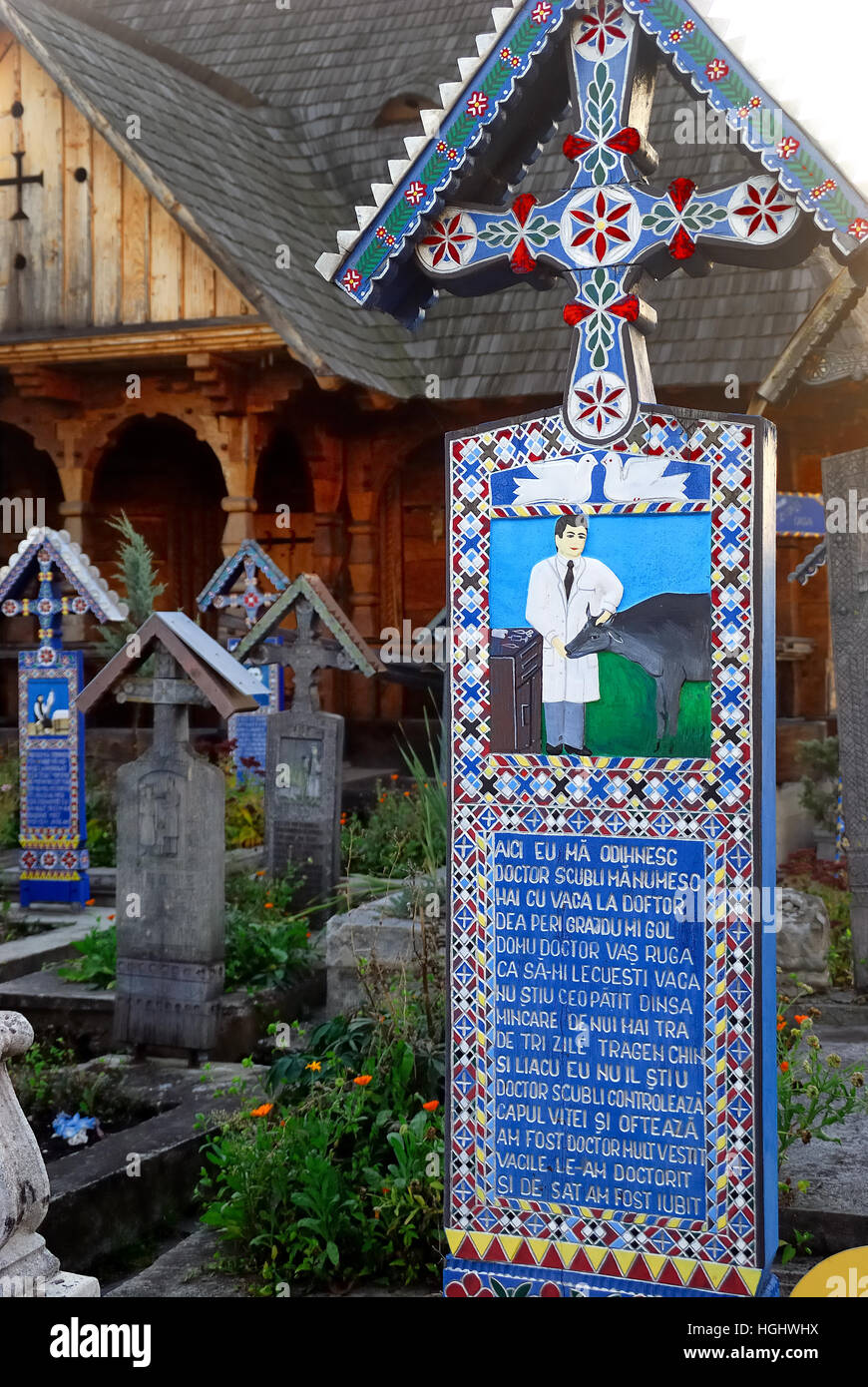 Maramures, une région des Carpates de la Roumanie.Le Cimetière Joyeux (Cimitirul Vesel) : roumain est un cimetière dans le village de Sapanta.Elle est célèbre pour ses pierres tombales colorés avec des peintures naïves, décrivant de manière originale et poétique, les gens qui y sont enterrés, ainsi que des scènes de leur vie.Les origines du cimetière sont liés avec le nom de Stan Ioan Patras, un artiste local qui a sculpté la première pierre tombale croix en 1935.Les connexions avec la culture locale 72038 ont été faites. la mort est un moment rempli de joie et d'anticipation d'une vie meilleure. Banque D'Images