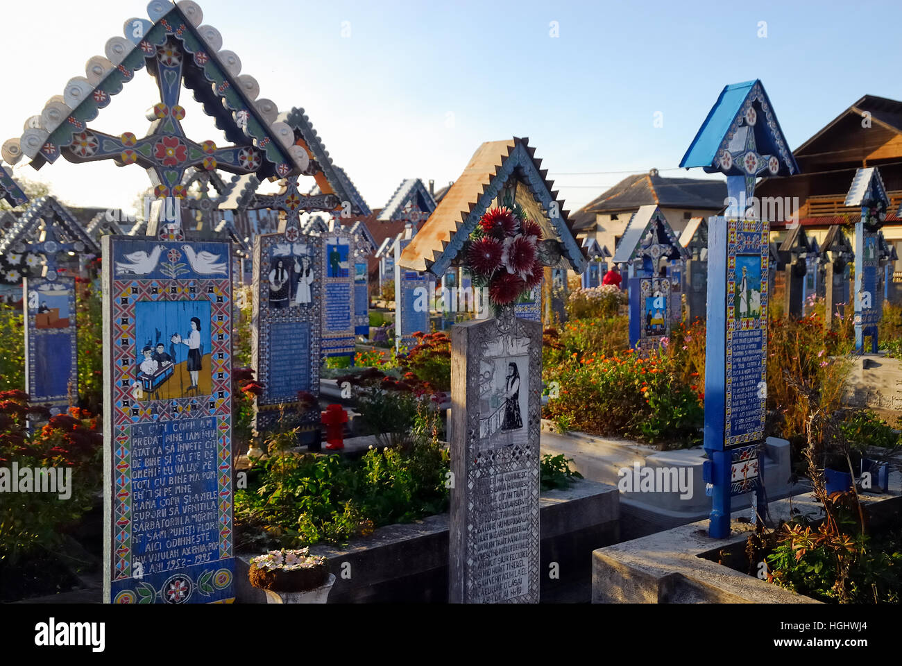 Maramures, une région des Carpates de la Roumanie.Le Cimetière Joyeux (Cimitirul Vesel) : roumain est un cimetière dans le village de Sapanta.Elle est célèbre pour ses pierres tombales colorés avec des peintures naïves, décrivant de manière originale et poétique, les gens qui y sont enterrés, ainsi que des scènes de leur vie.Les origines du cimetière sont liés avec le nom de Stan Ioan Patras, un artiste local qui a sculpté la première pierre tombale croix en 1935.Les connexions avec la culture locale 72038 ont été faites. la mort est un moment rempli de joie et d'anticipation d'une vie meilleure. Banque D'Images