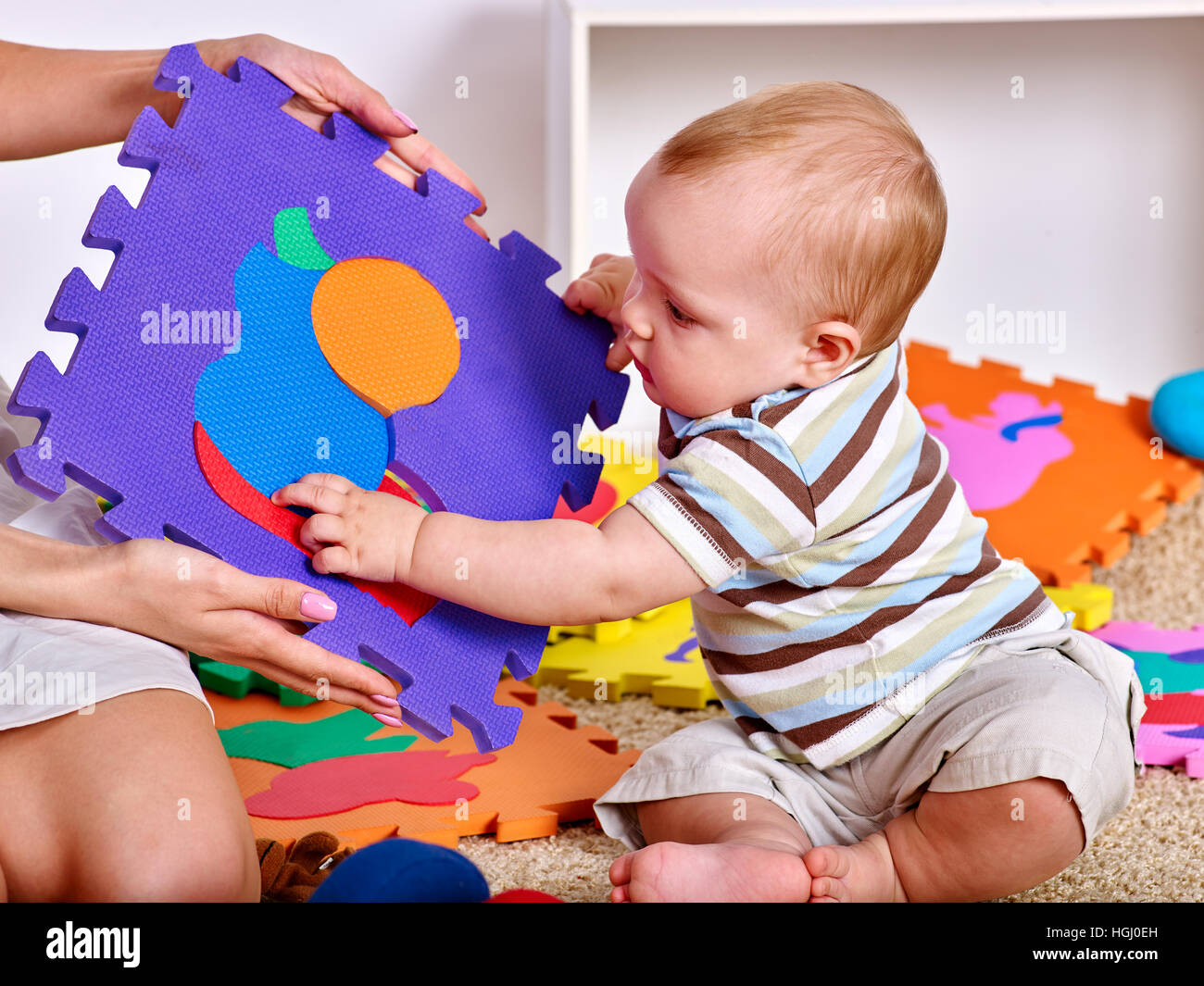 Famille puzzle faire la mère et le bébé. Puzzle enfant développe des  enfants Photo Stock - Alamy