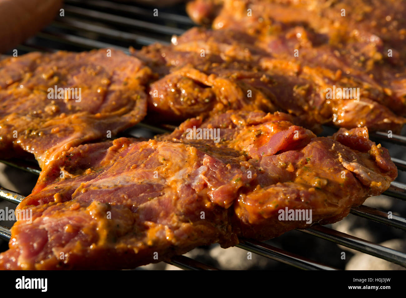 Libre de porc sur un gril de barbecue Banque D'Images