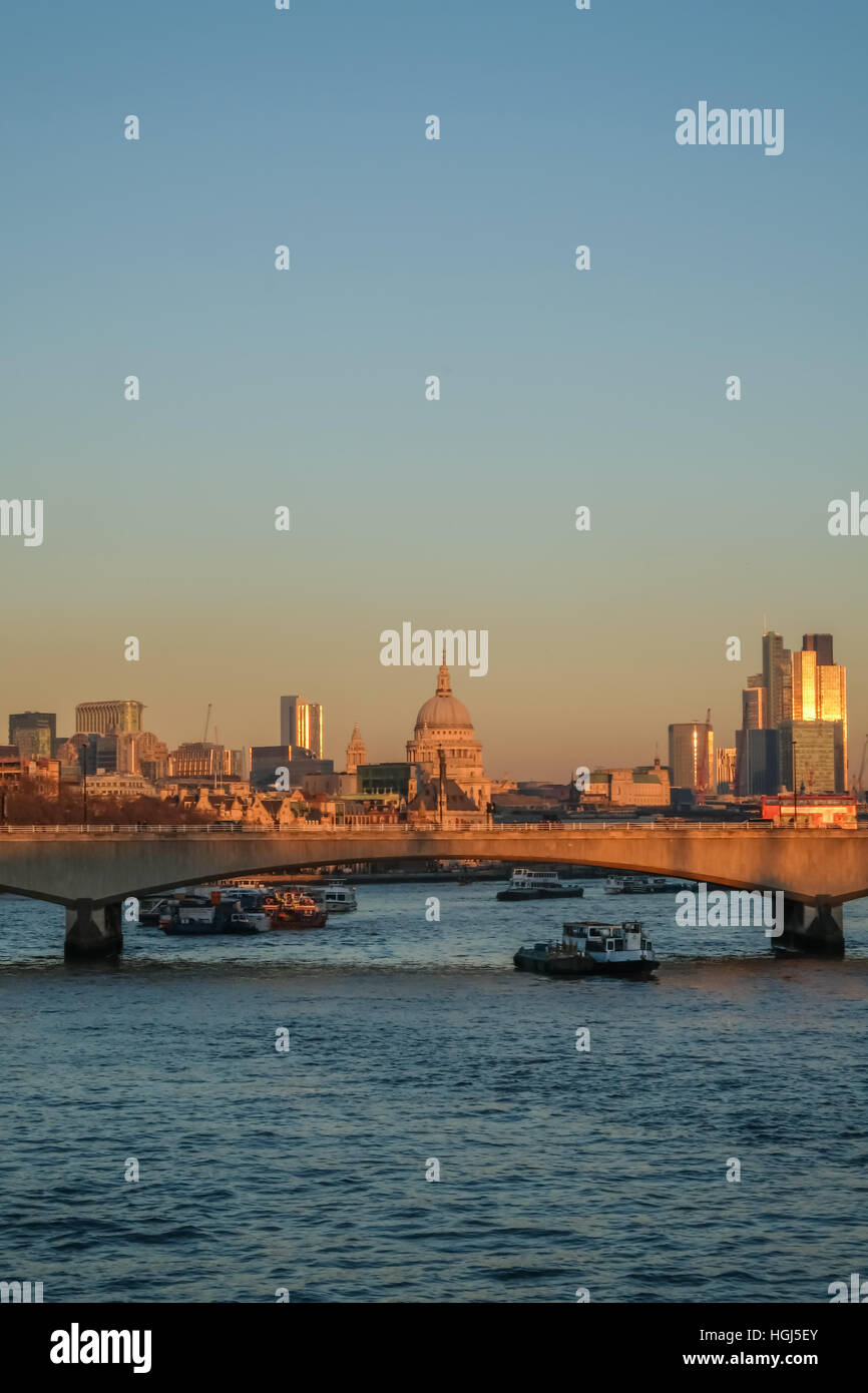 Ville de Londres, à la recherche de l'université de Waterloo Bridge et de la ville. Pris sur un bel après-midi d'hiver, près de l'heure du coucher du soleil. Banque D'Images