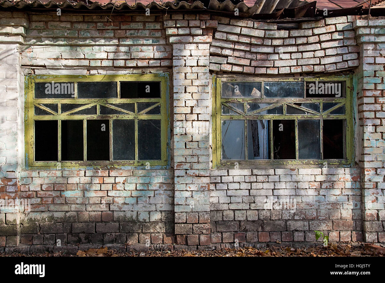 Vue rapprochée de l'ancienne en bois fenêtre cassée avec peinture la couleur est arrachée. Peinture écaillée sur fenêtre cassée de maison abandonnée comme arrière-plan bois vintage Banque D'Images