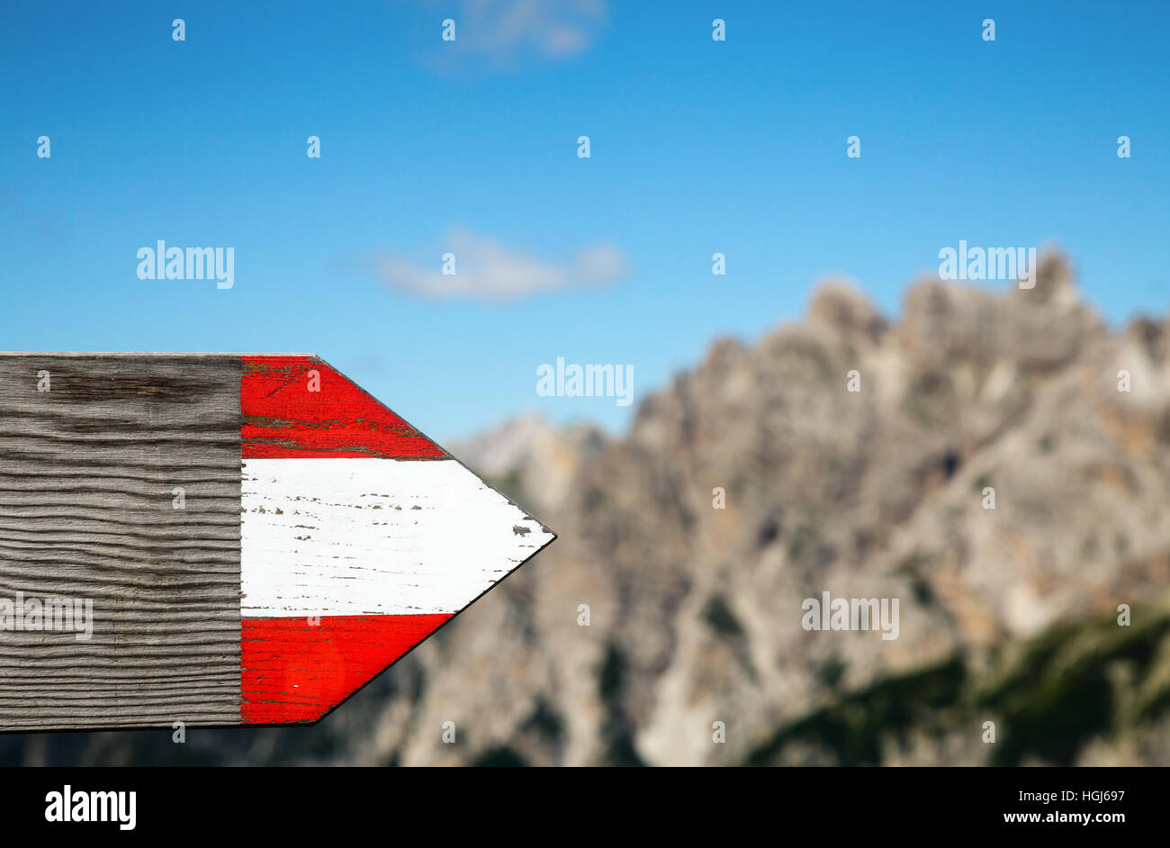 Directionnel en bois signe sur un chemin de randonnée dans les Alpes dolomitiques Italie avec montagnes en arrière-plan Banque D'Images