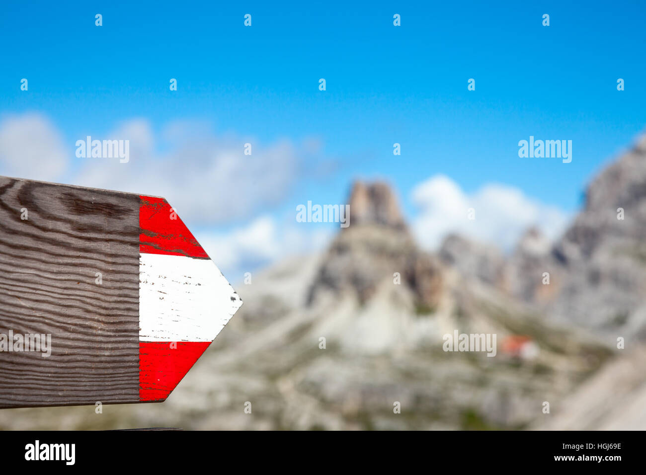 Directionnel en bois signe sur un chemin de randonnée dans les Alpes dolomitiques Italie avec montagnes en arrière-plan Banque D'Images