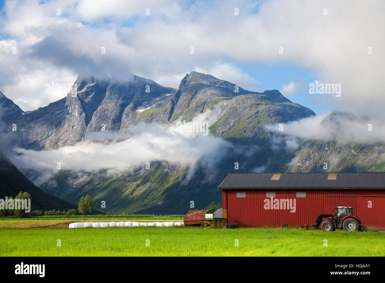 Petite ferme en Norvège avec tracteur par un mur de la grange rouge Banque D'Images