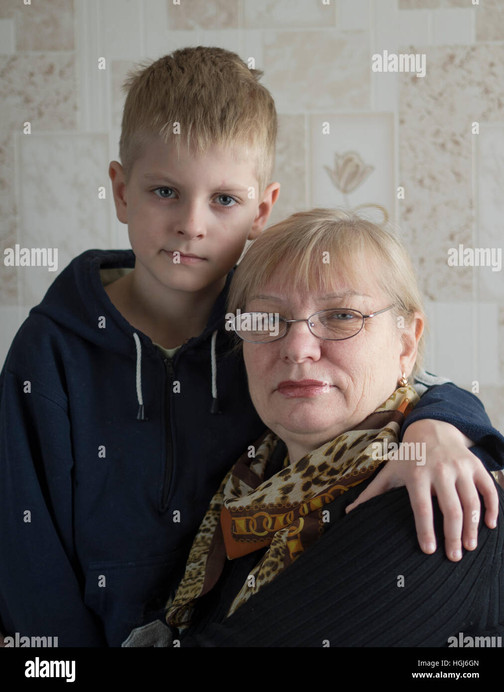 De vraies personnes. Grand-mère avec son petit-fils Banque D'Images