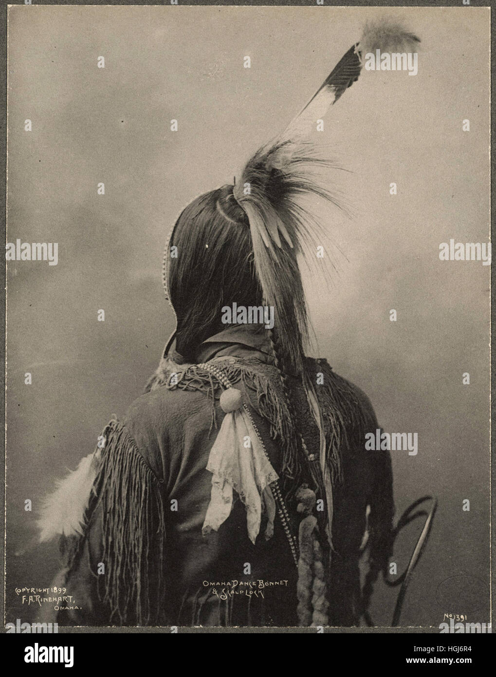 Omaha Dance Bonnet et Cuir chevelu - 1898 Indian Congress - Photo : Frank A. Rinehart Banque D'Images