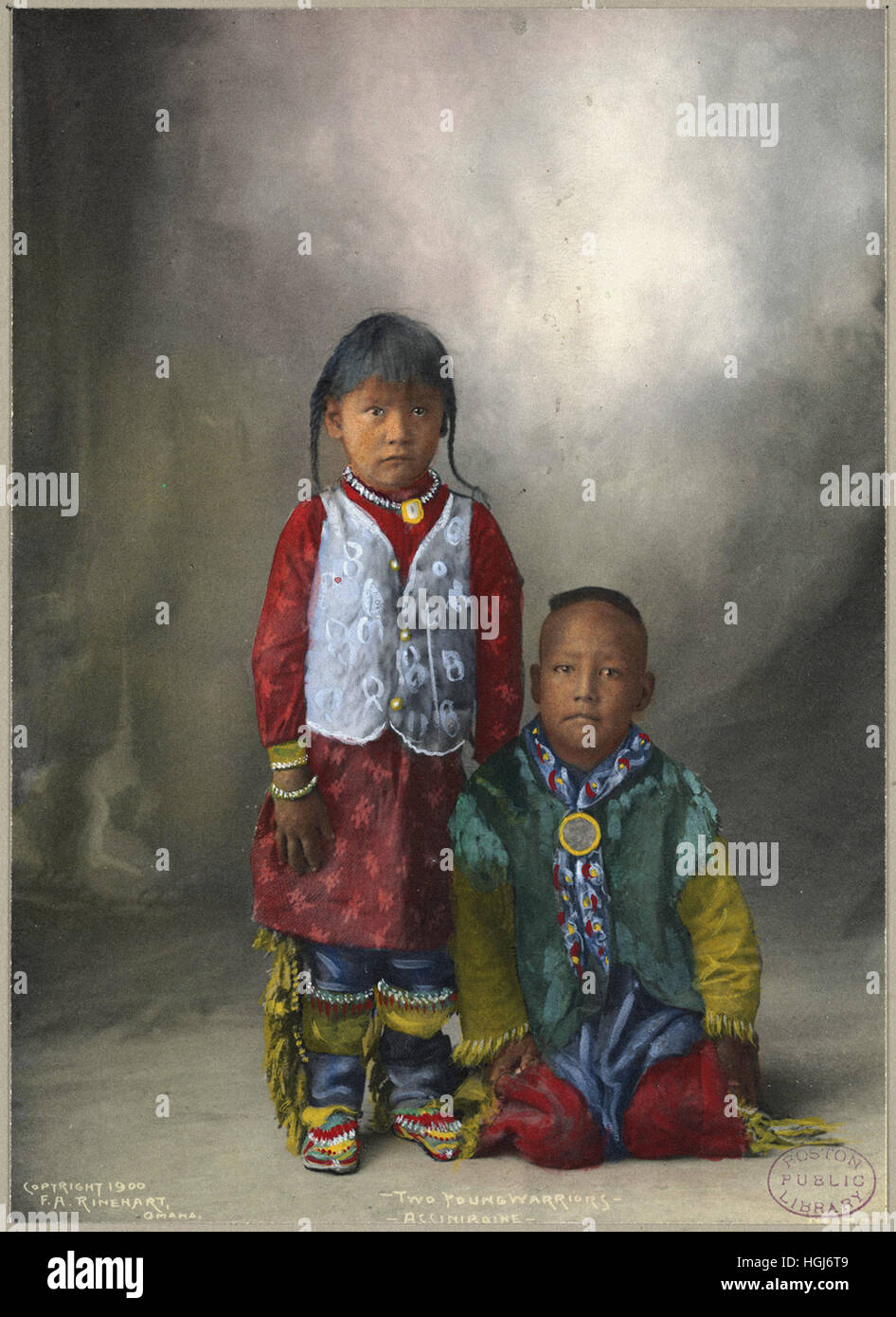 Deux jeunes guerriers, l'Assiniboine - 1898 Indian Congress - Photo : Frank A. Rinehart Banque D'Images