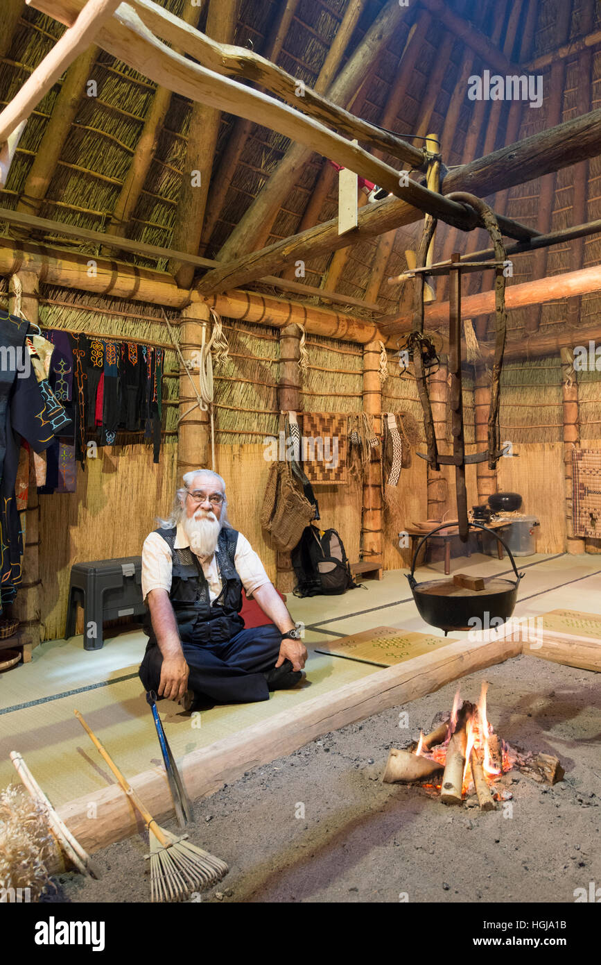 Le Japon, l'aïnou traditionnel home intérieur faite par strawTraditional «Ainu chise' maison faite de bois et de chaume Banque D'Images