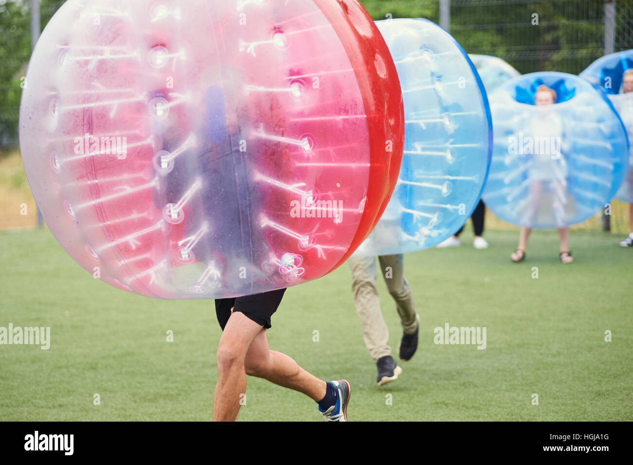 Bubble bump. Jeu d'équipe à l'extérieur. Amusant pour les adolescents. Banque D'Images