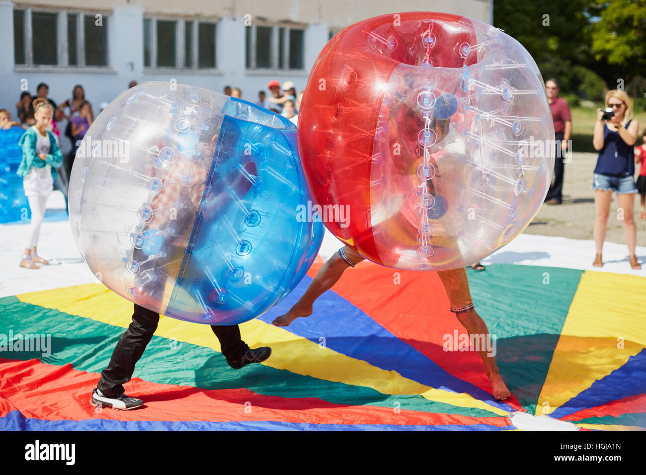 Bubble bump. Jeu d'équipe à l'extérieur. Amusant pour les adolescents. Banque D'Images