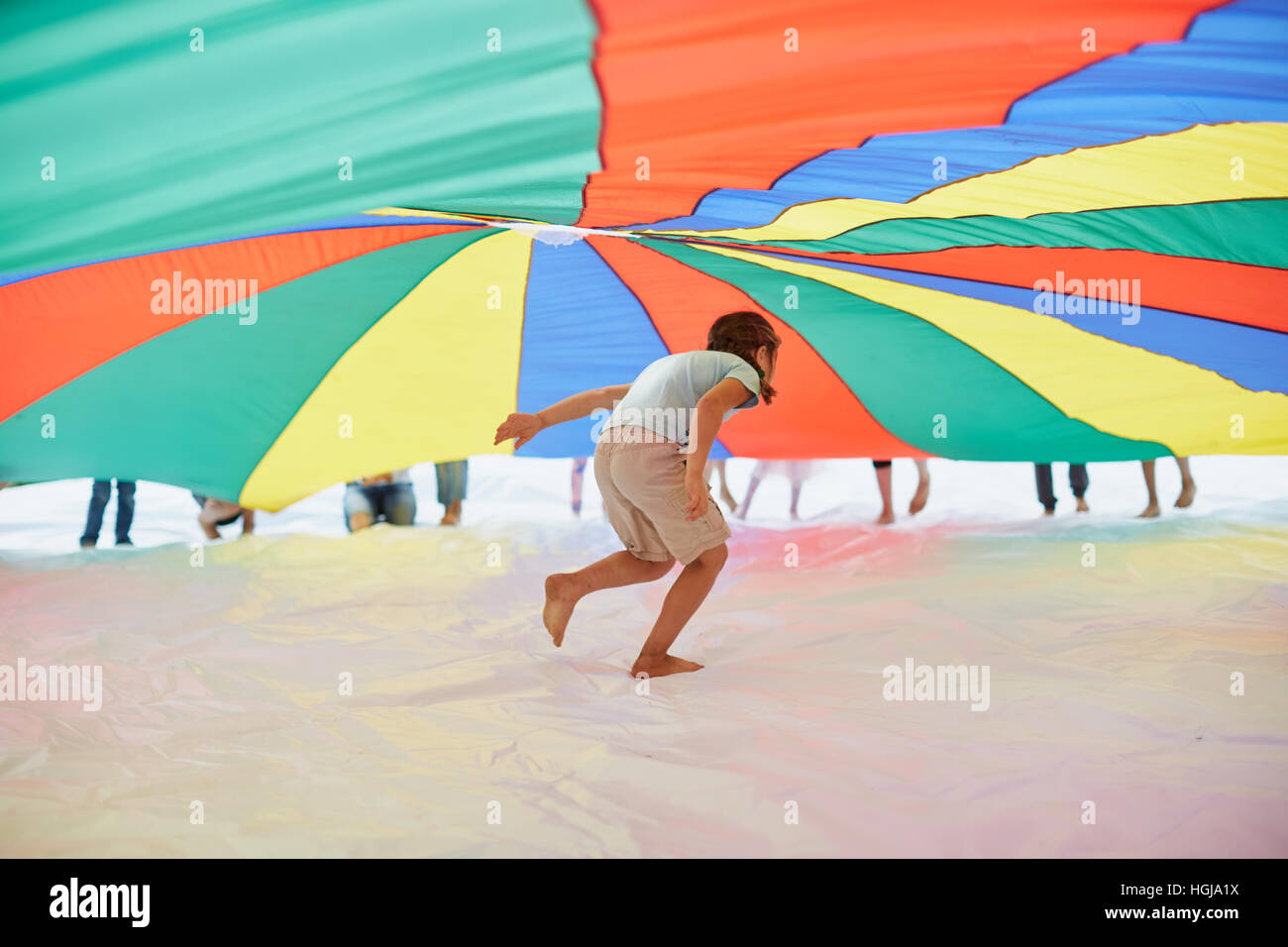 Les enfants ou adolescents jeu d'équipe à l'extérieur. Jeu amusant. Banque D'Images