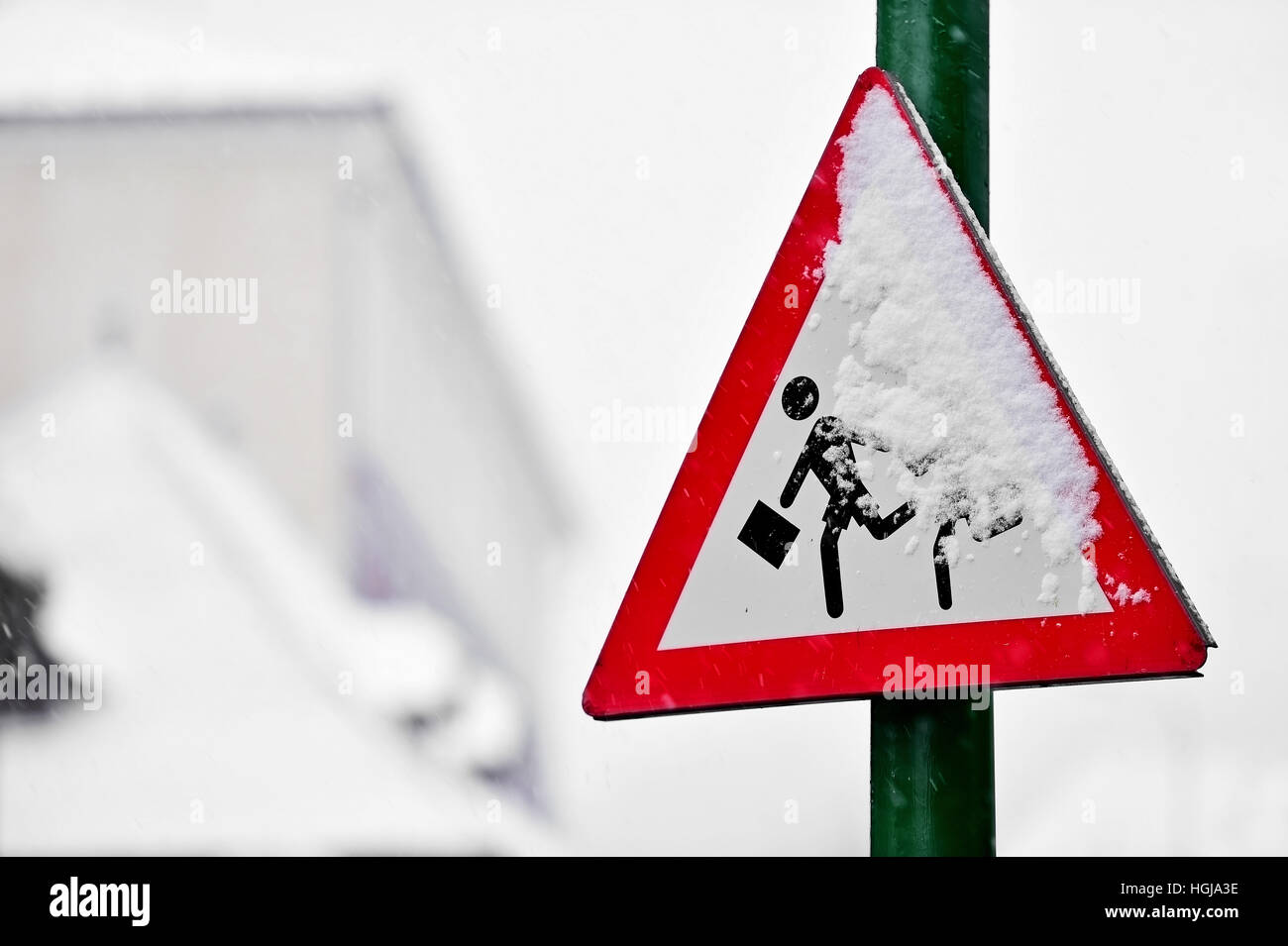 Zone scolaire crossing road sign couverte de neige en hiver Banque D'Images