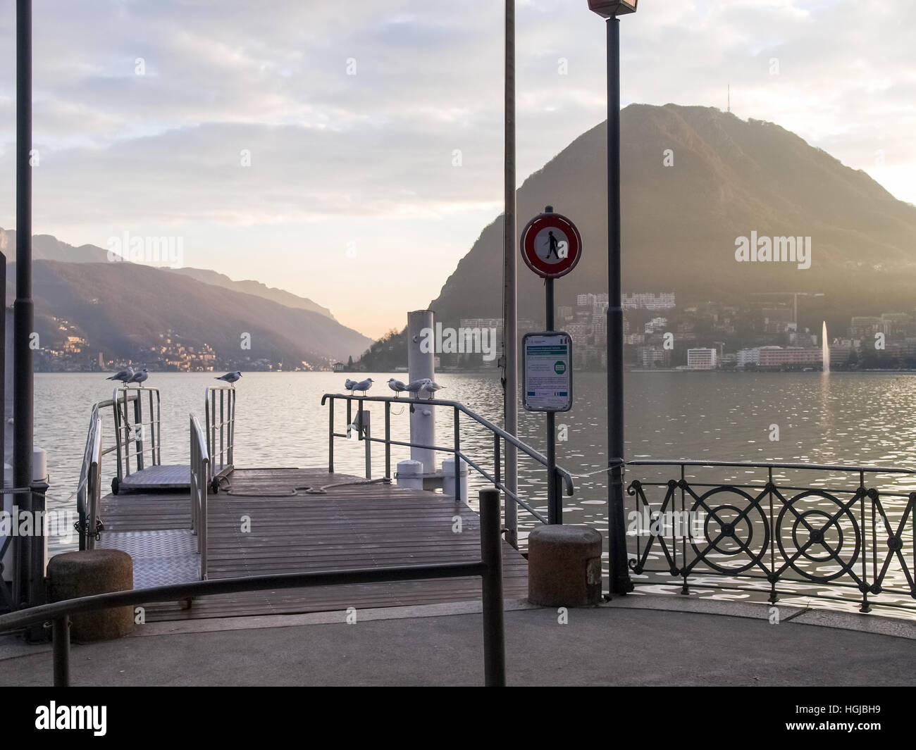 Lugano, Suisse : goélands en appui sur le bord de la jetée du lac de Lugano Banque D'Images