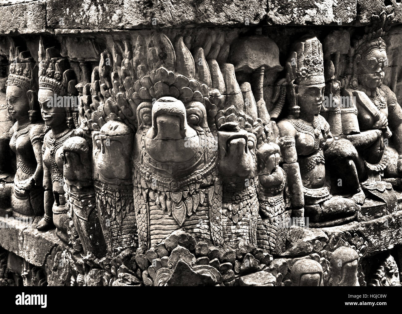 La terrasse du Roi Lépreux situé dans le coin nord-ouest de la Place Royale d'Angkor Thom, au Cambodge. Il a été construit en style du Bayon sous Jayavarman VII, bien que son nom moderne découle d'une sculpture du 15ème siècle découvert sur le site. La statue représente le dieu Hindou Yama, le dieu de la mort ( complexe archéologique d'Angkor différentes capitales de l'empire Khmer 9-15ème siècle Angkor Cambodge ) Banque D'Images