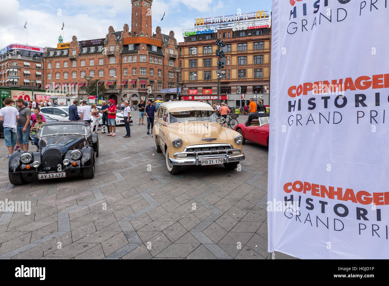 Voitures de course de vieux disques durs en face de la place de l'Hôtel de ville de Copenhague, Copenhague Historic Grand Prix réception, Danemark Banque D'Images