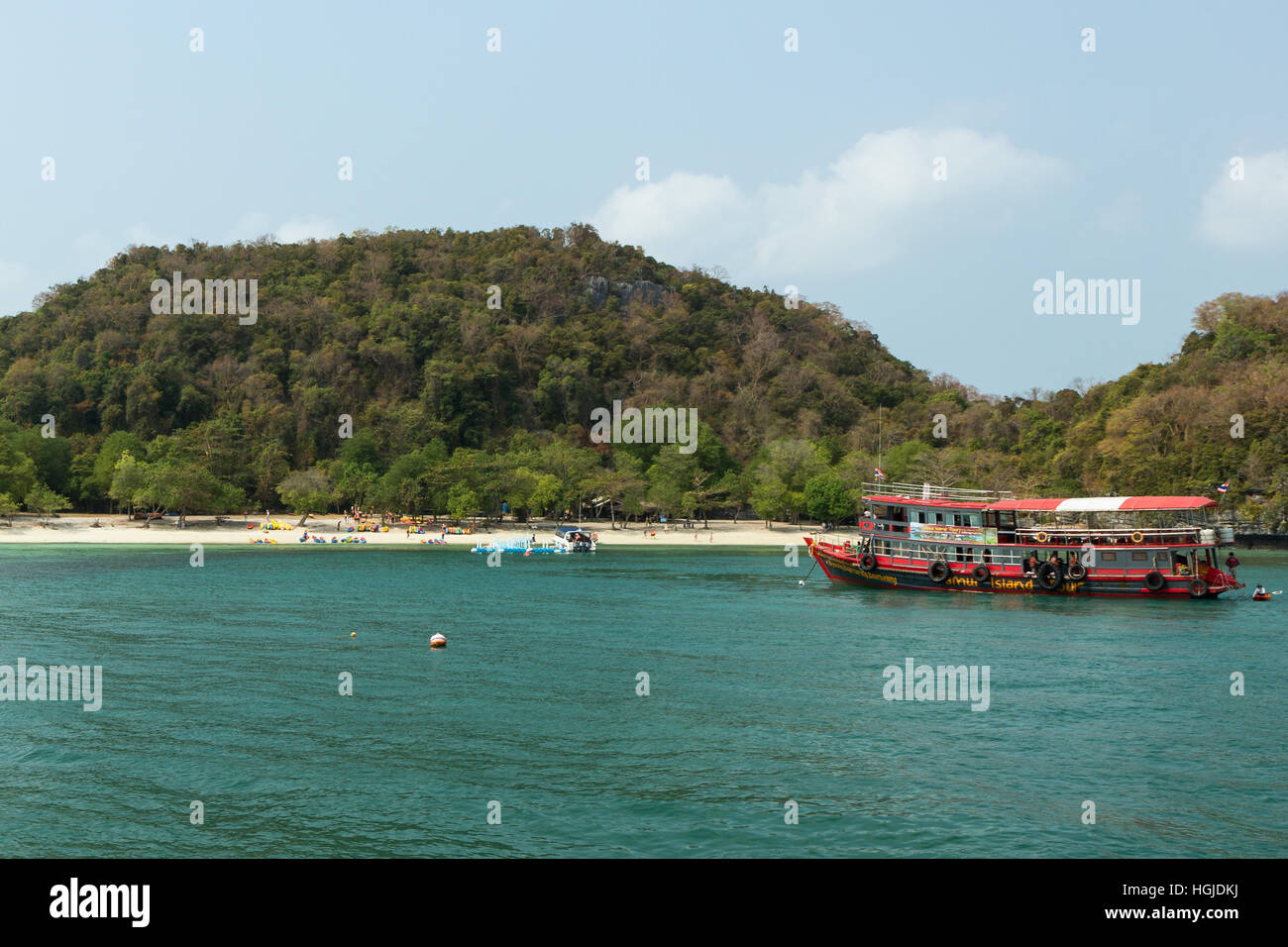 Un bateau de tourisme en face d'une plage à l'Ang Thong, Angthong (Parc Marin National) en Thaïlande. Banque D'Images