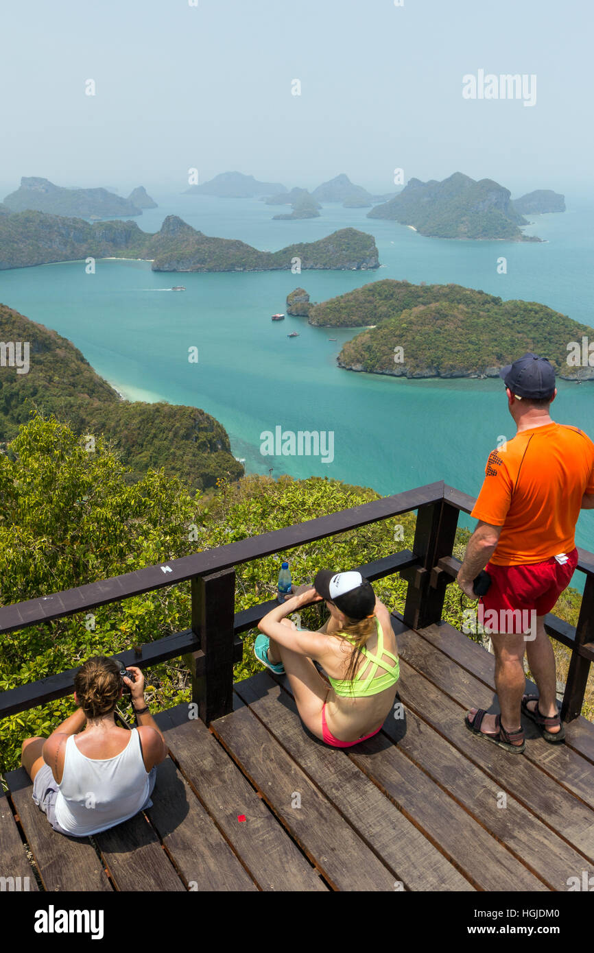 Les touristes en sueur en haut de la colline sur le Koh Wua Talab Island à l'Ang Thong (Parc National Marin de Angthong) en Thaïlande. Banque D'Images