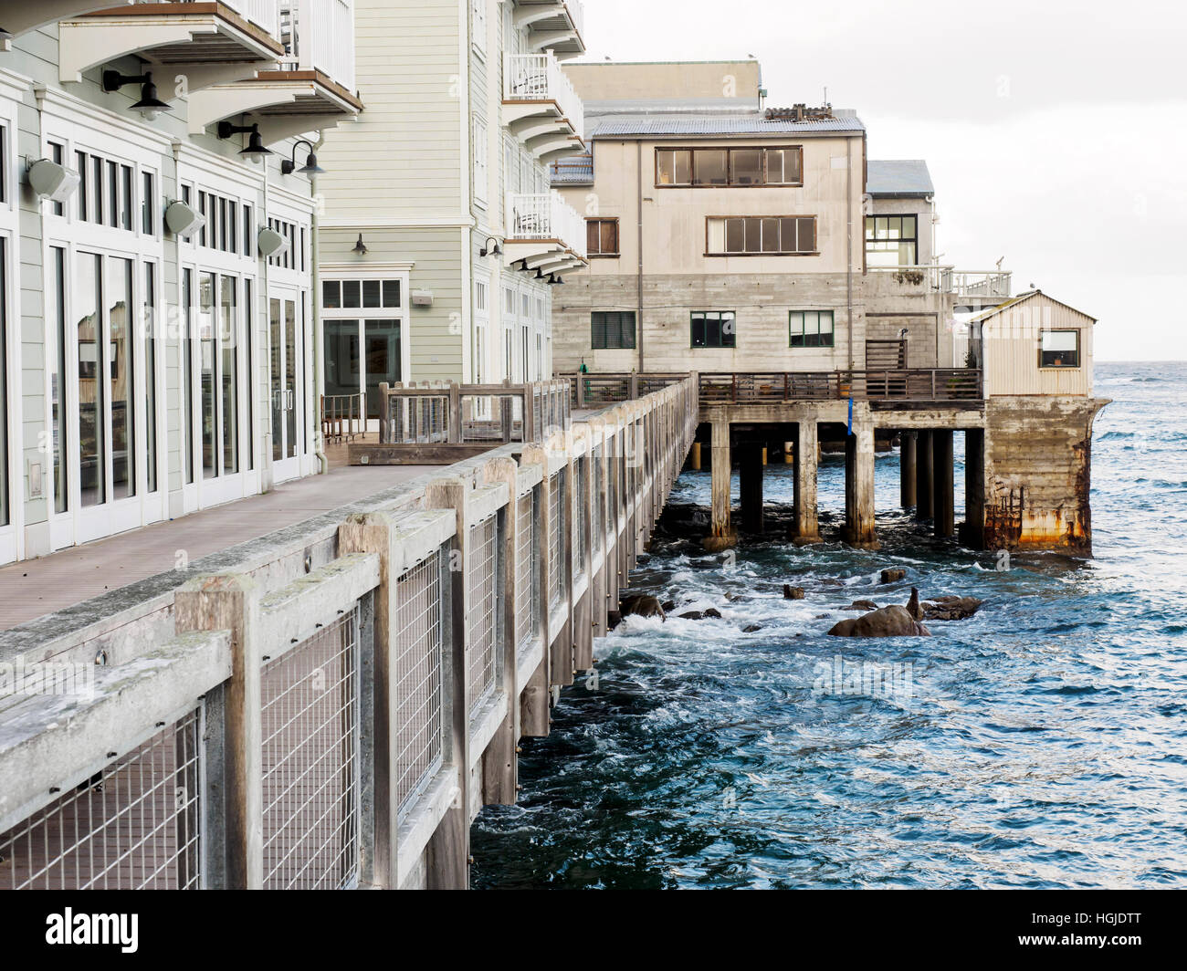 L'hôtel Monterey Clement se dresse sur le front de mer de Cannery Row, Monterey, Californie, avec l'Aquarium au-delà. Banque D'Images