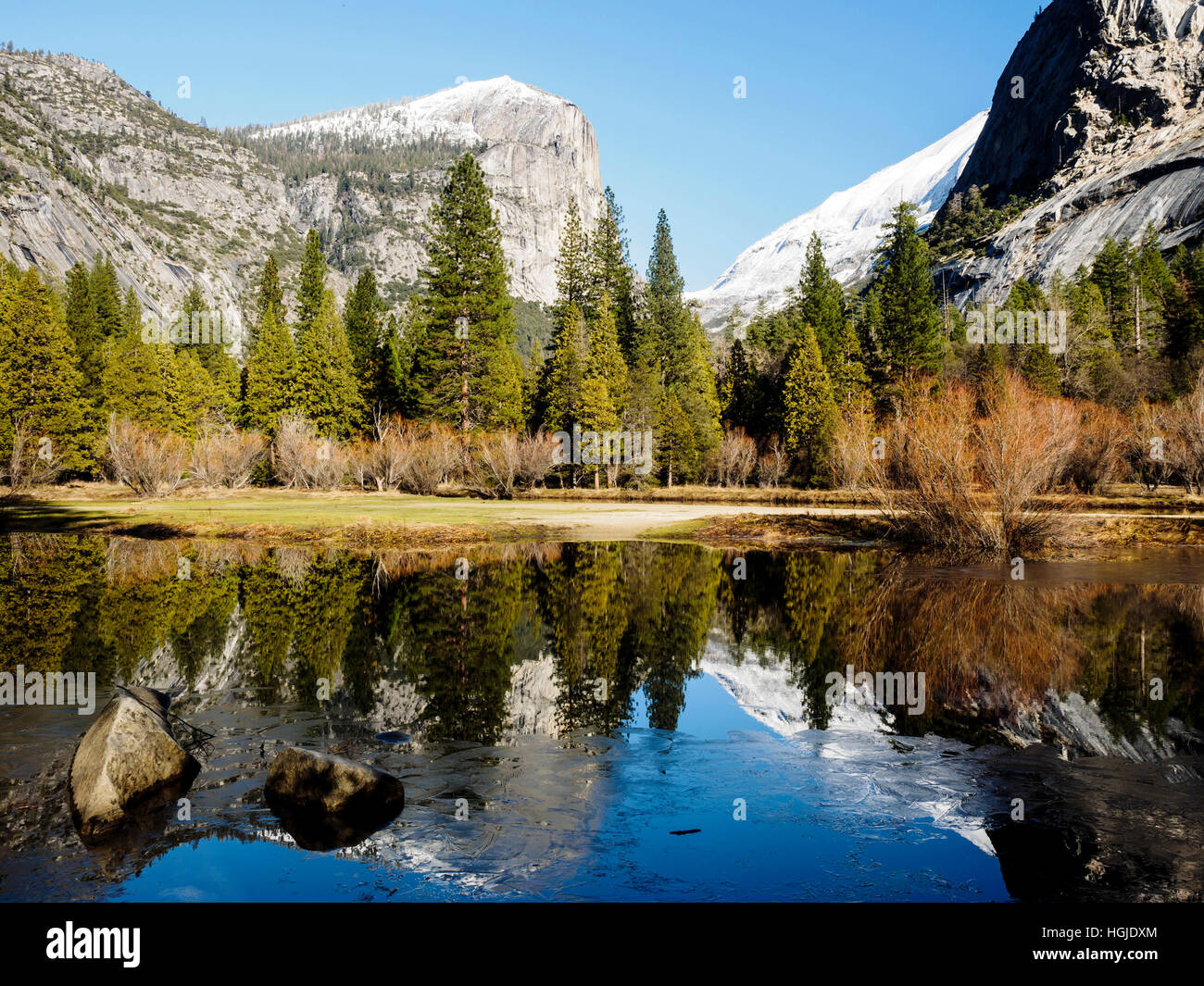 Le lac Miroir et demi dôme dans la vallée de Yosemite sur un hiver lumineux'day en décembre 2016. Banque D'Images