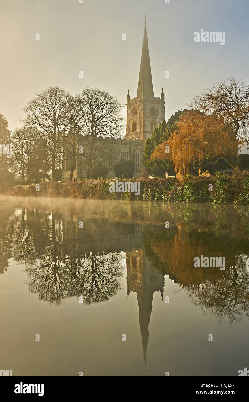 L'église Holy Trinity Stratford Upon Avon se trouve en face de la rivière Avon sur un matin d'hiver brumeux Banque D'Images