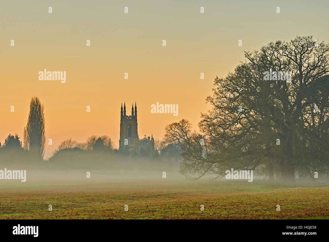 Coucher du soleil d'hiver et misty paysage avec une vue d'ensemble vers l'église du village de Hampton Lucy Banque D'Images