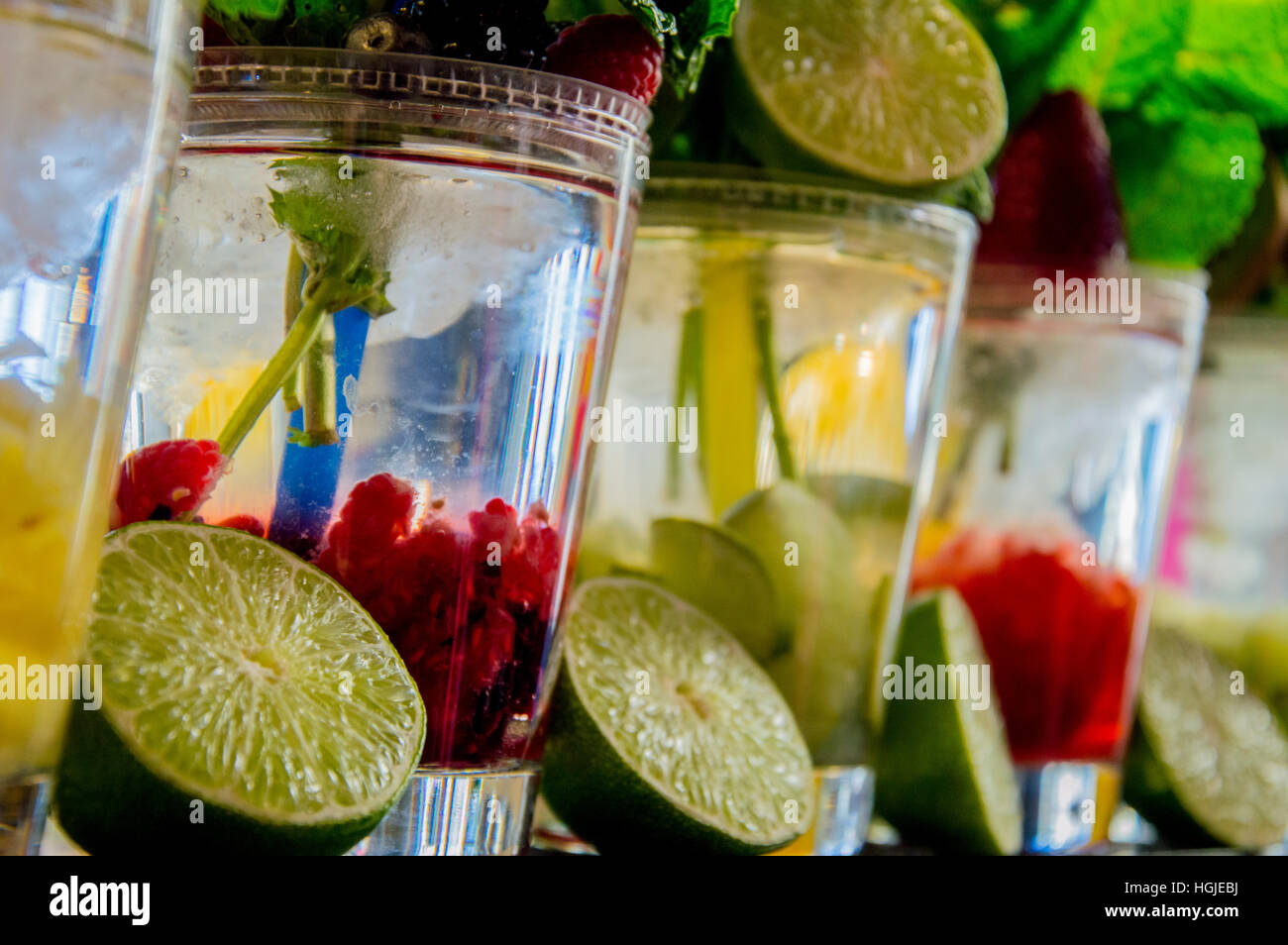 Boisson aux fruits cocktails d'été froide en verre lime feuille de menthe bar Banque D'Images