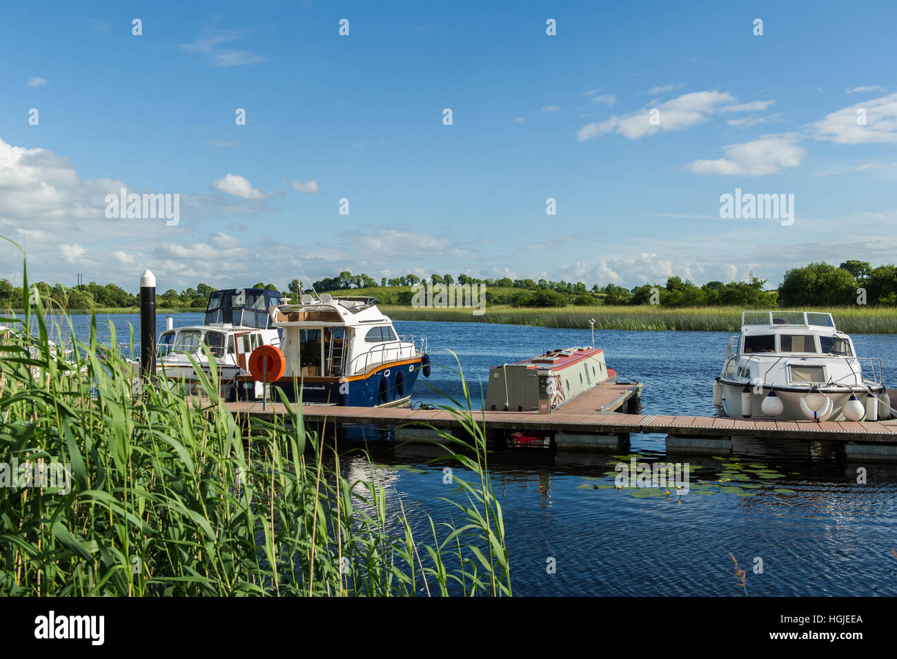 Bateaux amarrés dans la marina de Carrick on Shannon, Irlande County Leitrim, sur un beau jour avec l'exemplaire de l'espace. Banque D'Images