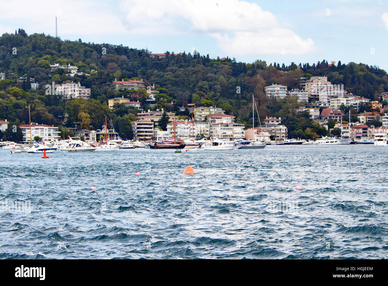 Vue sur quartier Bebek sur le côté européen d'Istanbul. Yachts, bateaux de pêche sont stationnés dans la baie sur le Bosphore. Bâtiments résidentiels sont en Banque D'Images