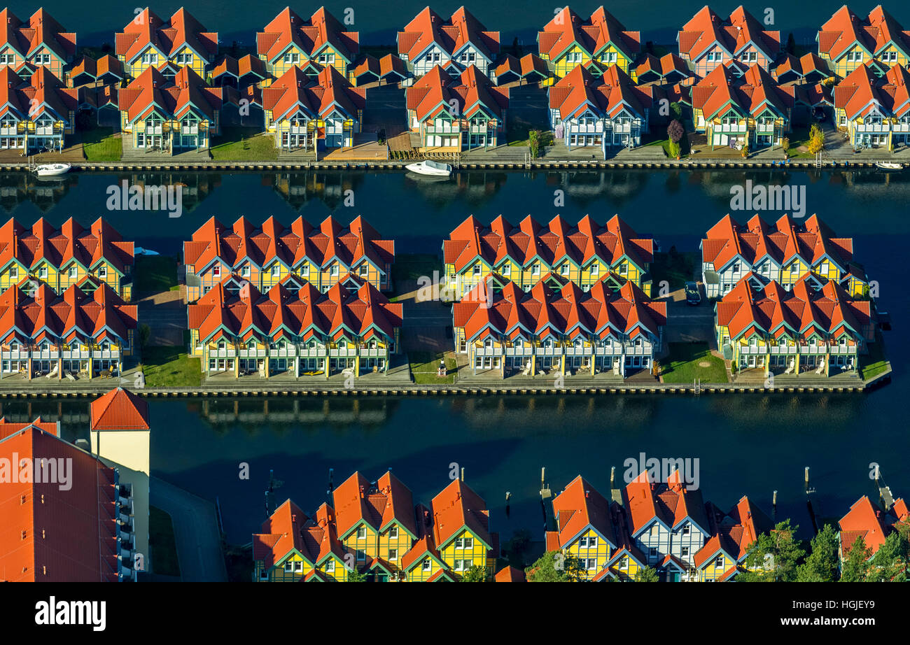 Vue aérienne des cottages avec rampe de mise à l'eau, marina Rheinberg, Harbour village Rheinsberg Phare, Port Maritime Hôtel Rheinberg, Banque D'Images