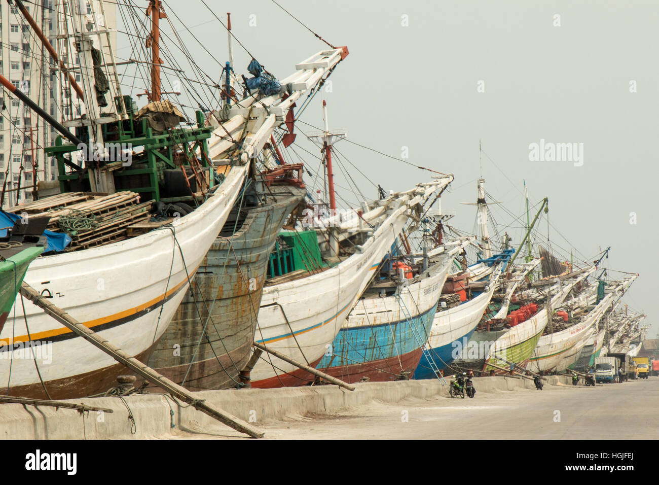 Les goélettes à Jakarta harbor Banque D'Images