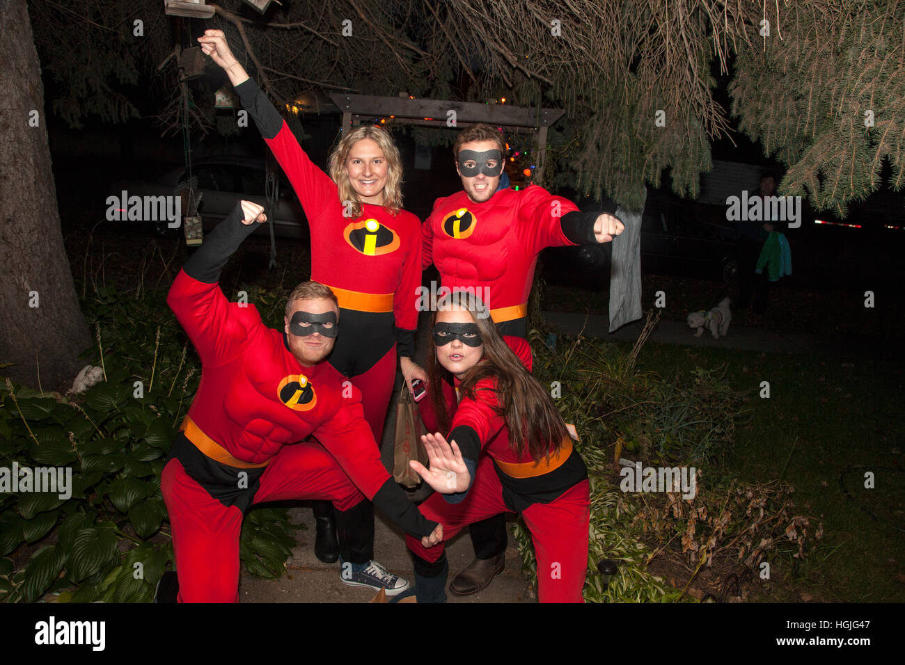 Halloween trick or treat superheros dans M. et Mme costumes incroyables. St Paul Minnesota MN USA Banque D'Images