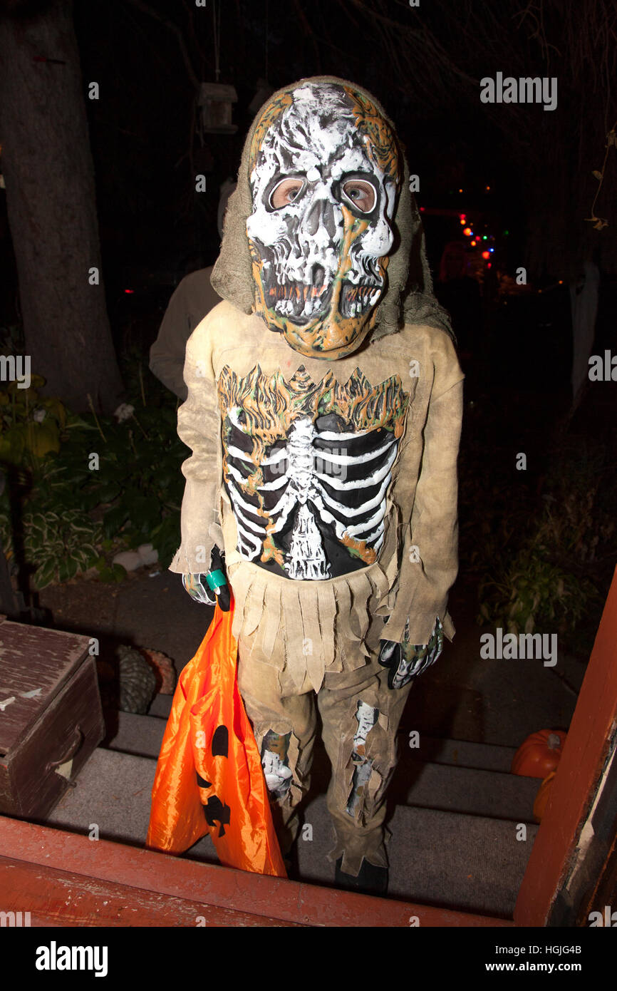 La goule momie squelette dehors pour une nuit effrayante de Halloween trick or treats. St Paul Minnesota MN USA Banque D'Images